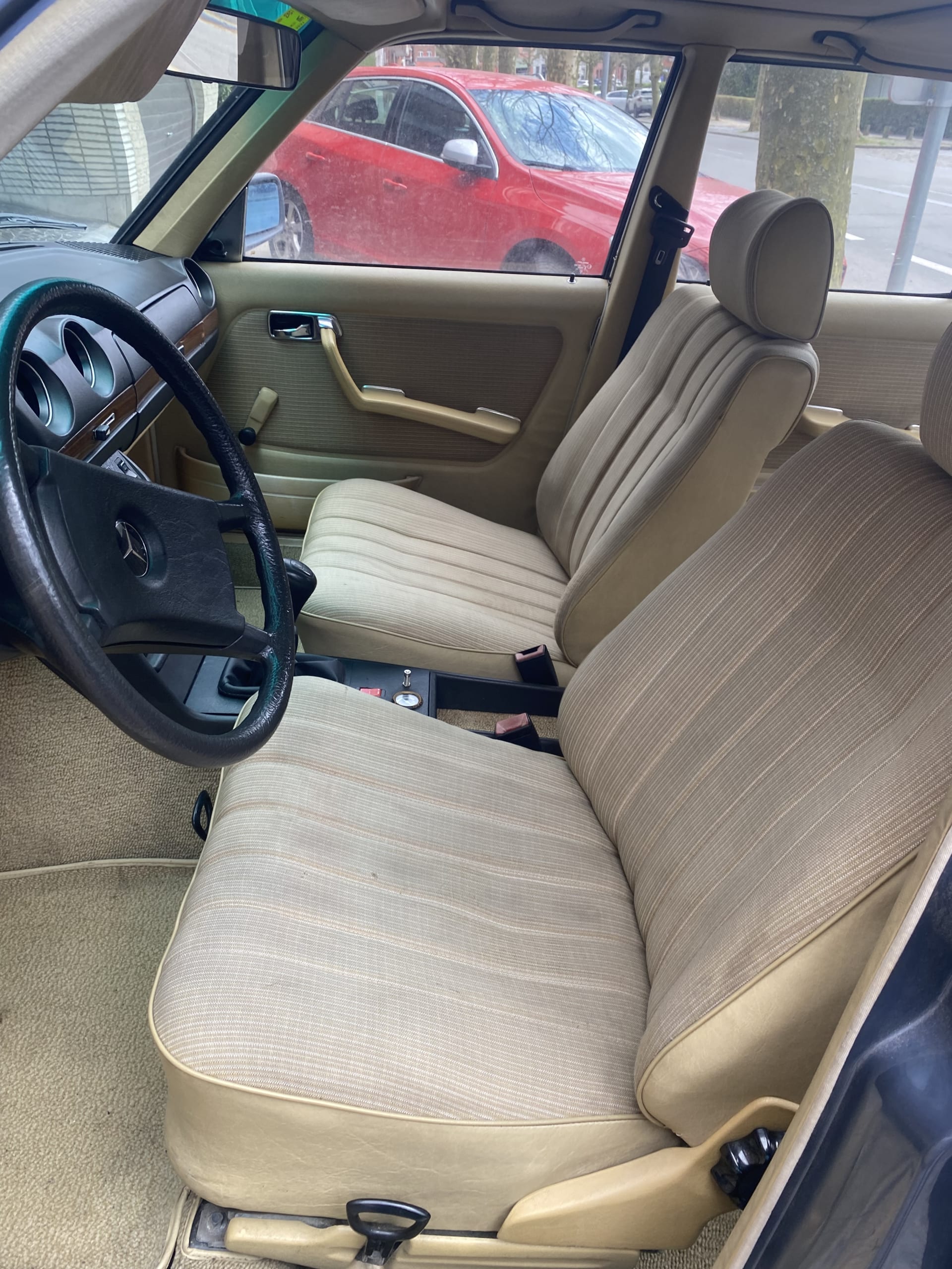 MERCEDES BENZ 230 E W123 1985 occasion intérieur (1)