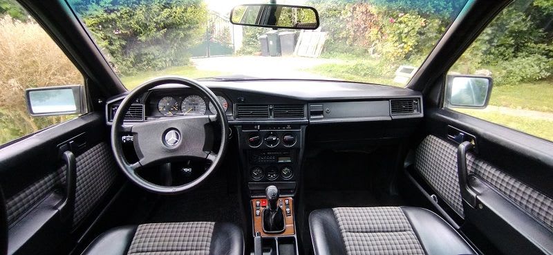 MERCEDES BENZ 190 E W201 1989 occasion intérieur (1)