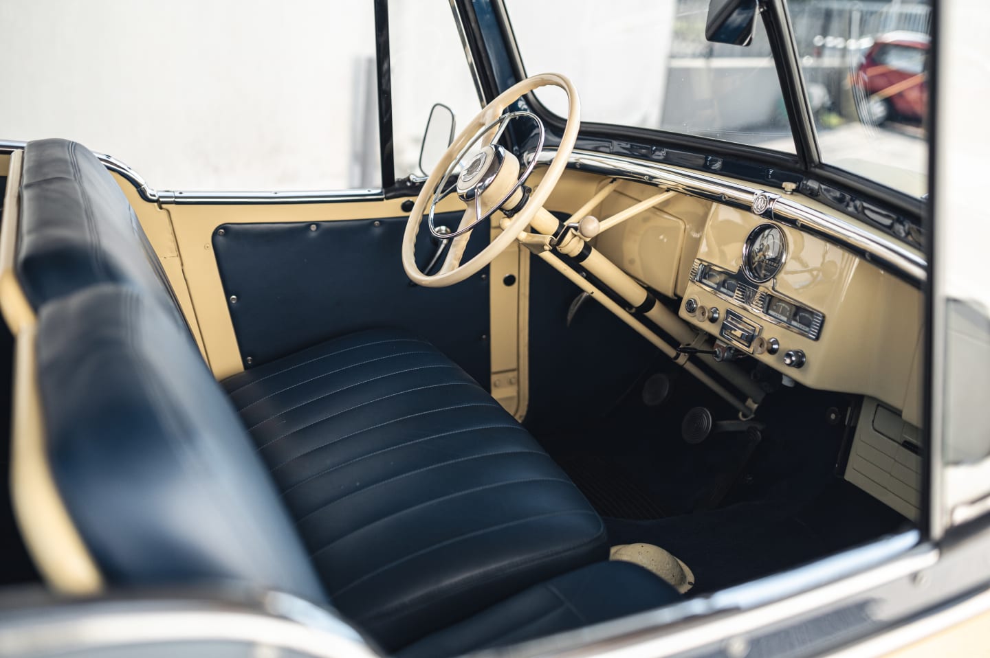 WILLYS-OVERLAND Jeep Jeeepster